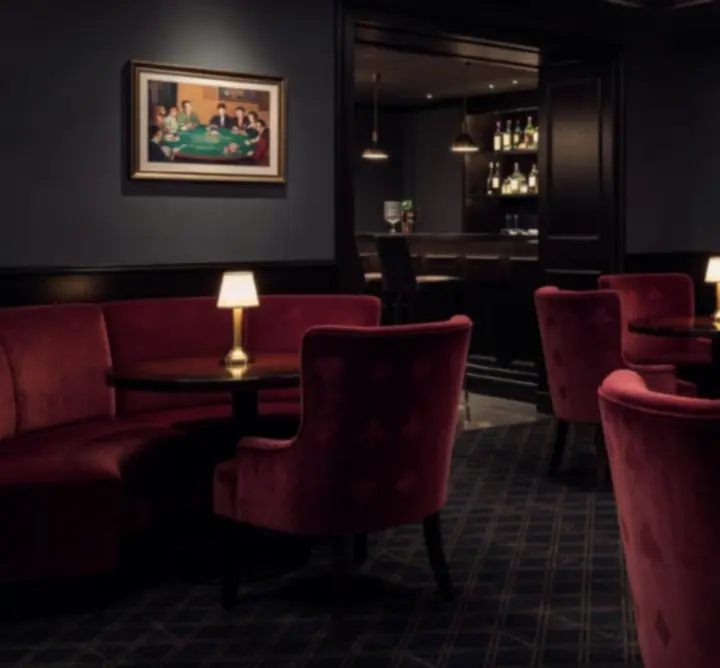 Nastrojowa przestrzeń lounge w POLSKA VIBE PLACE z eleganckimi stolikami i światłem w stylu pokerowego klubu.